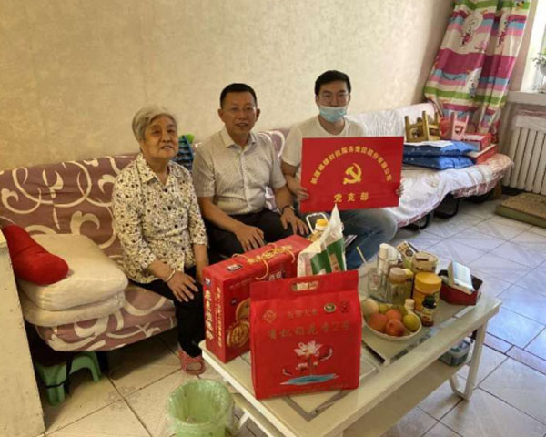 2020年6月慰问退休干部职工，中共老党员