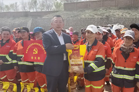 新疆银穗财税服务集团与银川路街道工会联合慰问银川路片区保洁员