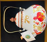 中央代表团向新疆银穗财税集团赠送自治区成立 70 周年纪念礼品